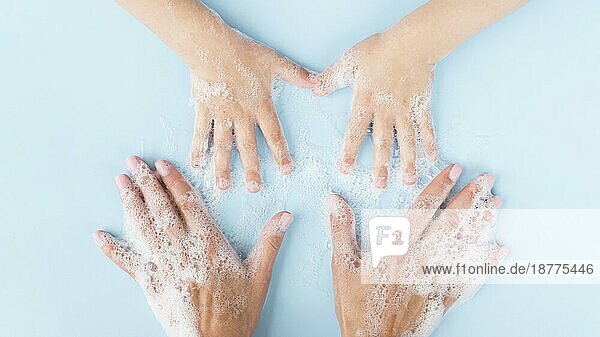 Person wäscht Hände mit Seife. Auflösung und hohe Qualität schönes Foto