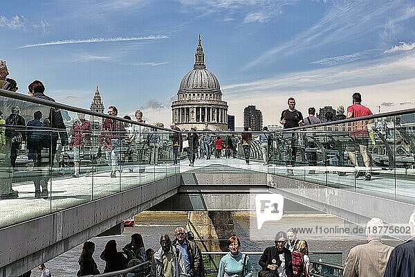 Menschenmenge  Passanten auf einer Brücke  Millenium Bridge mit Blick auf St Pauls Cathedral  London  England  Großbritannien  Europa