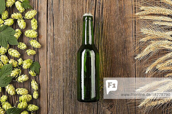 Draufsicht Bierflasche mit Zutaten. Auflösung und hohe Qualität schönes Foto