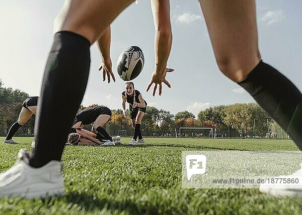 Rückenansicht Frauen Hände versuchen zu fangen Rugby-Ball