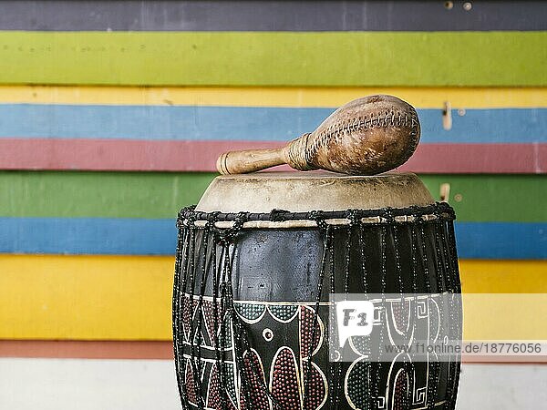 Percussion-Instrumente neben bunten Streifen Wand mit Kopie Raum . Auflösung und hohe Qualität schönes Foto