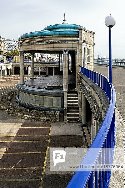 EASTBOURNE  EAST SUSSEX  UK - MAI 3 : Blick auf den Bandstand in Eastbourne am 3. Mai 2021. Eine nicht identifizierte Person