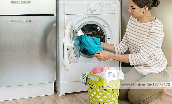 Lässige Frau beim Wäschewaschen