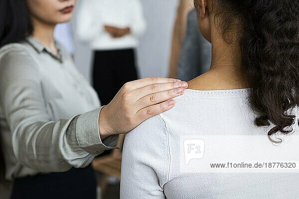 Frau tröstet Person Gruppentherapie Sitzung. Auflösung und hohe Qualität schönes Foto