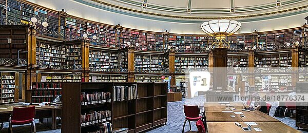 LIVERPOOL  UK - JULY 14 : Traditionelle holzgetäfelte Bibliothek in Liverpool  England UK am 14. Juli 2021. Drei nicht identifizierte Personen