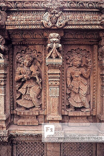 Holzschnitzereien aus dem 17. Jahrhundert  die das Violinspiel und eine Tänzerin im Chariot des Meenakshi-Sundareswarar-Tempels in Madurai  Tamil Nadu  Südindien  Indien  Asien darstellen  Asien