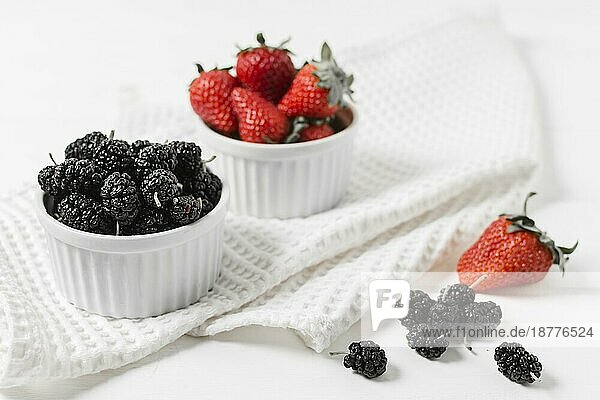 Hohe Winkel Erdbeeren Maulbeeren Schalen. Auflösung und hohe Qualität schönes Foto