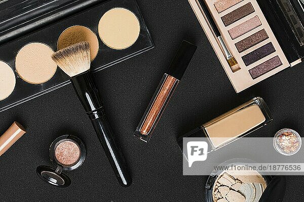 Schöne Set professionelle Make-up Kosmetik dunklen Tisch. Auflösung und hohe Qualität schönes Foto