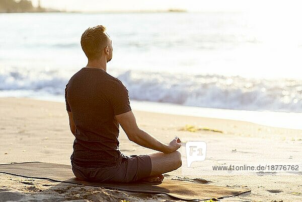 Rückenansicht Mann entspannt Strand draußen Auflösung und hohe Qualität schönes Foto