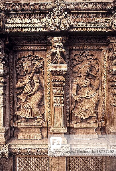 Holzschnitzereien aus dem 17. Jahrhundert  die das Spiel der Veena und eine Tänzerin im Chariot des Meenakshi-Sundareswarar-Tempels in Madurai  Tamil Nadu  Südindien  Indien  Asien darstellen  Asien