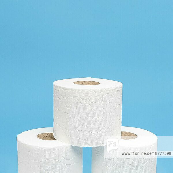 Vorderansicht drei gestapelte Toilettenpapierrollen mit Kopierraum