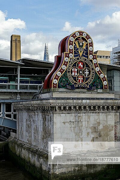 LONDON  UK - 11. MÄRZ : Das Schild der Old Railway Company am Südufer der Themse in London am 11. März 2019
