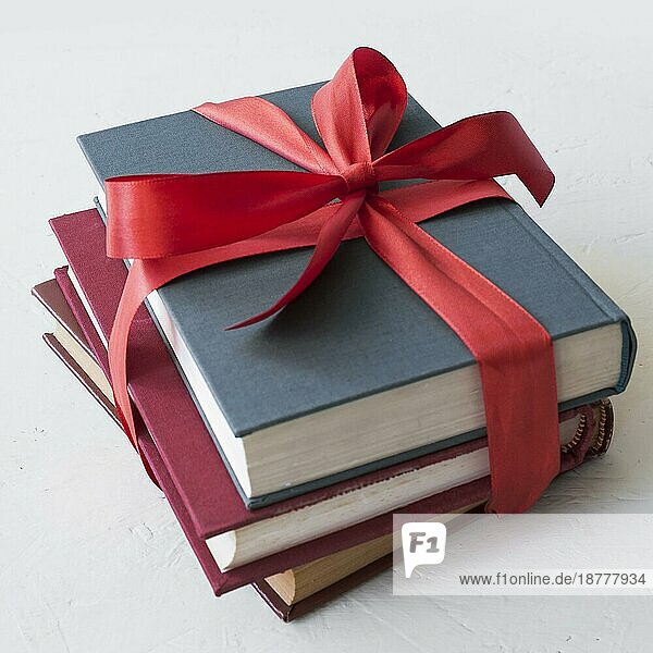 Bücher mit roter Schleife. Auflösung und hohe Qualität schönes Foto