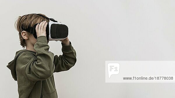 Seitenansicht eines Jungen  der ein Virtual-Reality-Headset mit Kopierraum benutzt