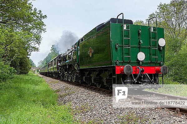 KINGSCOTE  SUSSEX/UK - 23. MAI : Die umgebaute Dampflokomotive Bulleid Light Pacific Nr. 34059 in der Nähe des Bahnhofs Kingscote am 23. Mai 2009. Drei nicht identifizierte Personen