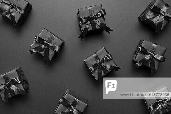 Schwarze Geschenke Arrangement schwarzer Hintergrund