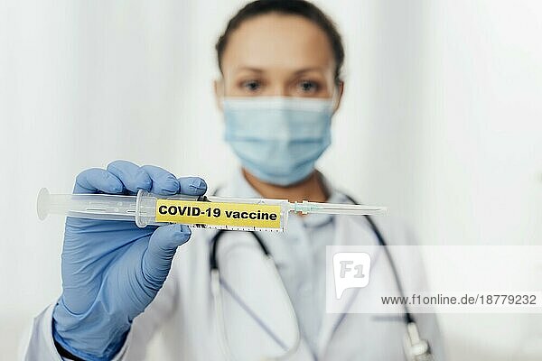 Nahaufnahme Arzt mit Covid19-Impfstoff