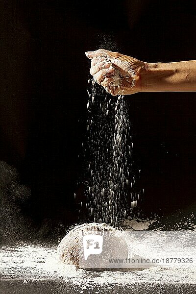 Hand gießt Mehl gebackenes Brot. Auflösung und hohe Qualität schönes Foto