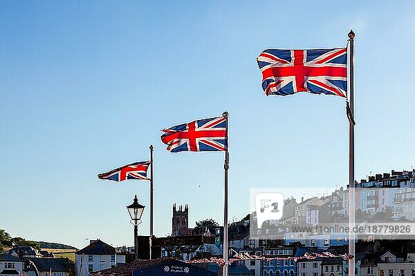 Drei Union-Jack-Flaggen im Hafen von Brixham in Devon am 28. Juli 2012  BRIXHAM  DEVON  Großbritannien  Europa