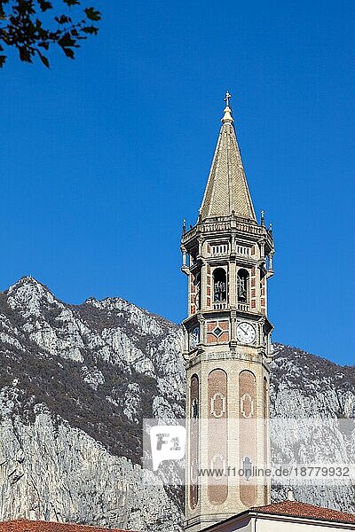 LECCO  ITALIEN/EUROPA - 29. OKTOBER : Glockenturm der Kirche St. Nikolaus in Lecco Italien am 29. Oktober 2010