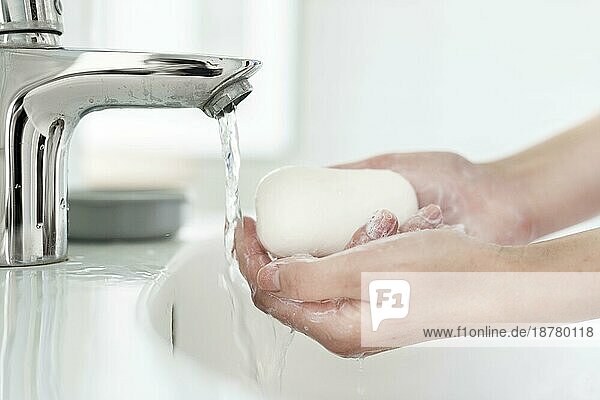 Seitenansicht Hände waschen Seife Waschbecken. Foto mit hoher Auflösung