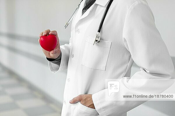 Arzt Hand hält Plüsch Herz