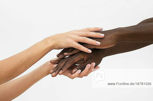 Multirassische Hände kommen zusammen