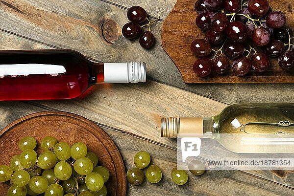 Ansicht von oben Weinflaschen mit Trauben. Auflösung und hohe Qualität schönes Foto