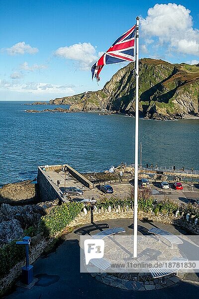 Union-Jack-Flagge am Eingang des Hafens von Ilfracombe in Devon am 19. Oktober 2013. Drei nicht identifizierte Personen  ILFRACOMBE  DEVON  Großbritannien  Europa