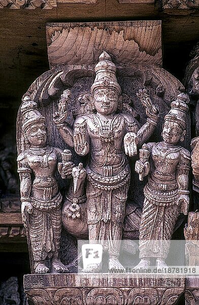 Loard Muruga mit seinen Gefährtinnen Valli und Deivanai  Holzschnitzereien aus dem 17. Jahrhundert im Meenakshi-Sundareswarar-Tempel Chariot in Madurai  Tamil Nadu  Südindien  Indien  Asien