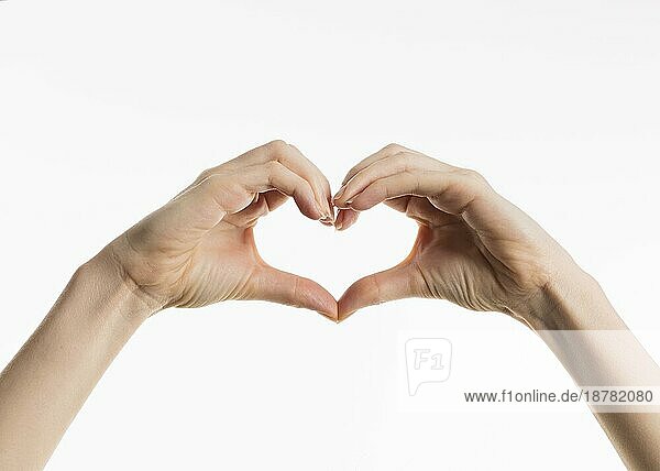 Vorderansicht Hände mit Herz-Zeichen. Auflösung und hohe Qualität schönes Foto