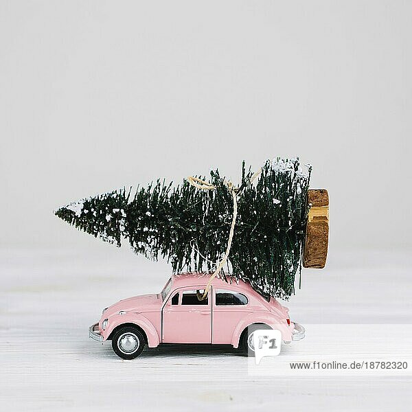 Miniaturauto mit Weihnachtsbaum . Auflösung und hohe Qualität schönes Foto
