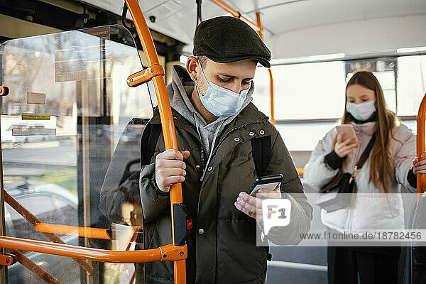 Menschen in öffentlichen Verkehrsmitteln mit Maske