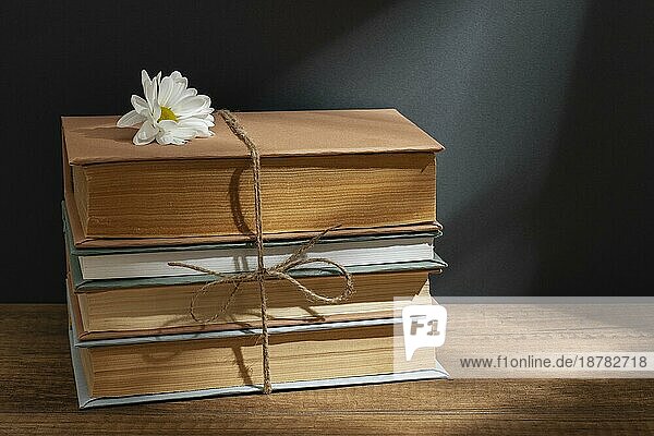 Kreative Komposition mit Büchern Blume
