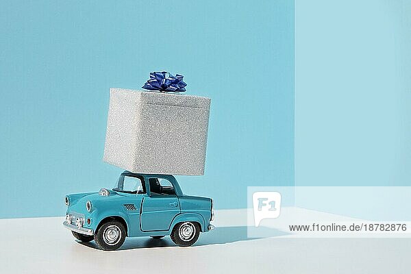 Blaues Spielzeugauto mit Geschenk