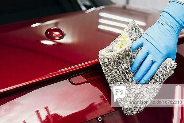 Nahaufnahme Person Reinigung Auto außen Auflösung und hohe Qualität schönes Foto