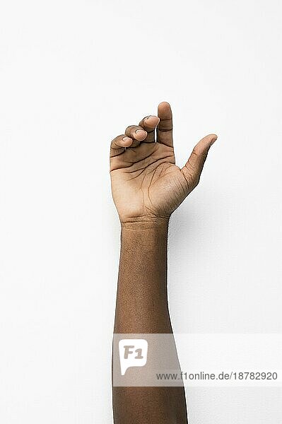 Schwarze Person hält ihre Hand hoch