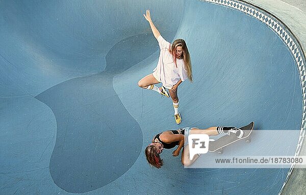 Zwei Freundinnen haben Spaß beim Skateboardfahren. Foto mit hoher Auflösung