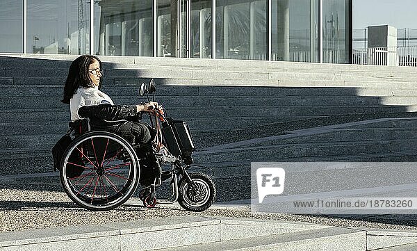 Seitenansicht Frau-Rollstuhl-Straße mit Kopierraum