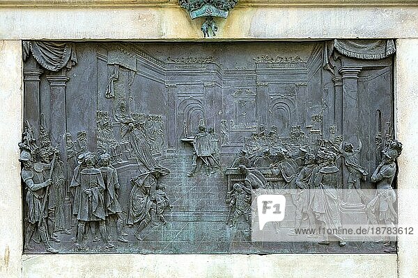 FLORENZ  TOSKANA/ITALIEN - 19. OKTOBER: Basrelief auf dem Sockel des Reiterdenkmals für Cosimo I. de' Medici  1598  Bronze  Piazza della Signoria Florenz  19. Oktober 2019