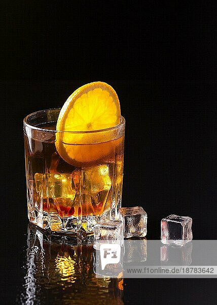 Vorderansicht Whiskey mit Orangeneis
