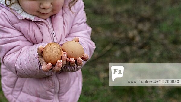 Nahaufnahme Kind hält Eier