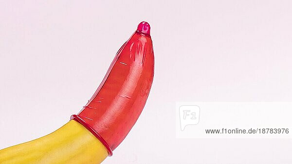Banane mit rotem Kondom Kopierraum