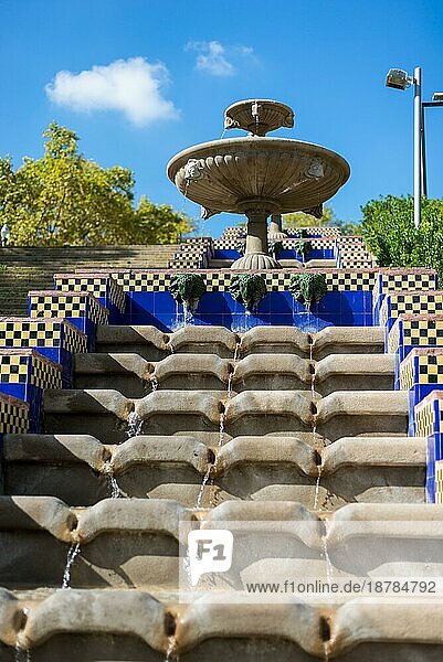 Treppe im Stadtpark Montjuic. Die Treppe führt zum nationalen Kunstmuseum  dem Museu National de Art de Catalonia. An der Seite ein kleiner Springbrunnen mit Kaskaden. Der Park ist ein beliebtes Erholungsgebiet in Barcelona