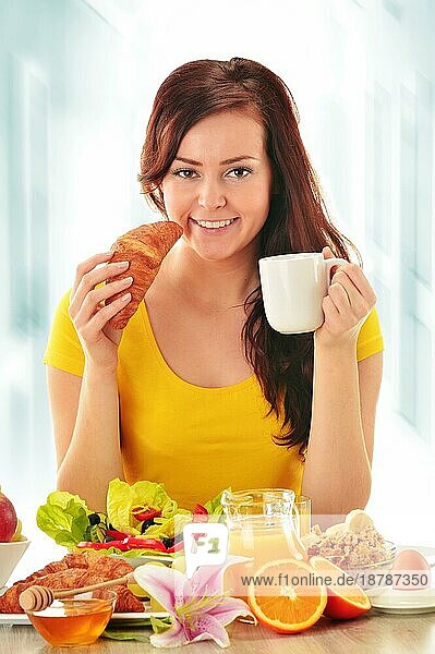 Junge Frau beim Frühstück. Ausgewogene Ernährung