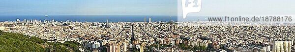 Blick über ein Häusermeer in Barcelona auf den Montjuic. Mit ca. 1  6 Millionen Einwohnern ist Barcelona die Hauptstadt von Katalonien
