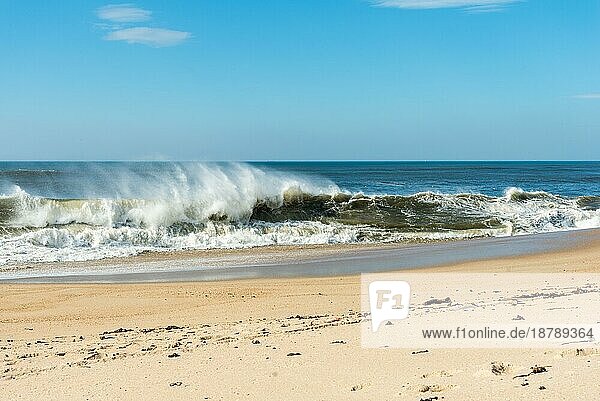Wind und brechende Wellen am Strand von Granja im Süden von Porto