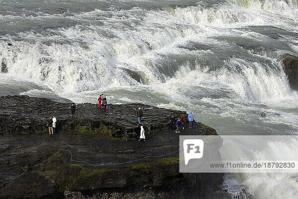Touristen am Wasserfall Gullfoss Island