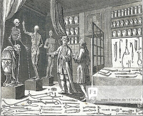 Medizin  Anatomie  Operation  Ein Chirurg zeigt einem Herrn seine Praxis  Der Raum enthält ein menschliches Skelett  dekorierte Figuren  Reihen von Gläsern und eine Vielzahl von medizinischen Instrumenten  um 1700  Historisch  digital restaurierte Reproduktion von einer Vorlage aus dem 19. Jahrhundert