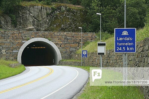 Der Laerdals-Tunnel  mit 24  5km der längste Straßentunnel der Welt  Norwegen  Europa